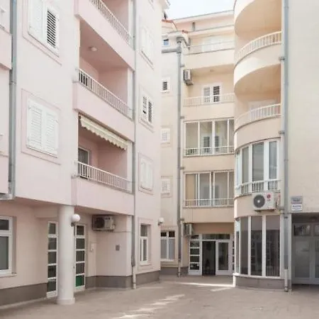 Laura Galileo Blizu Centra I Plaze