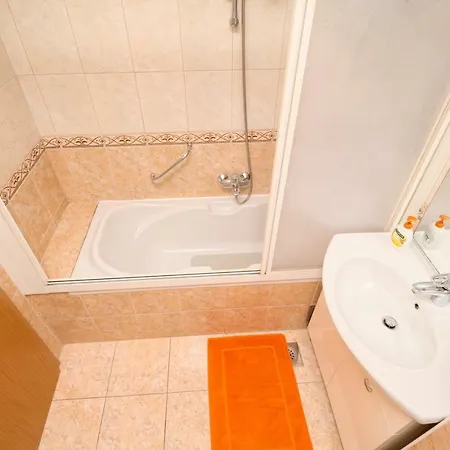 Laura Galileo Blizu Centra I Plaze Makarská