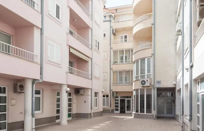 Laura Galileo Blizu Centra I Plaze