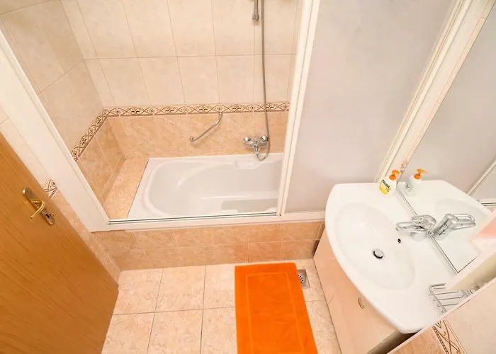 Laura Galileo Blizu Centra I Plaze Makarska